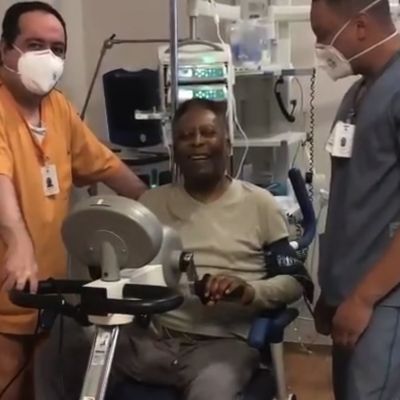 Pel&eacute; trains with MOTOmed after surgery